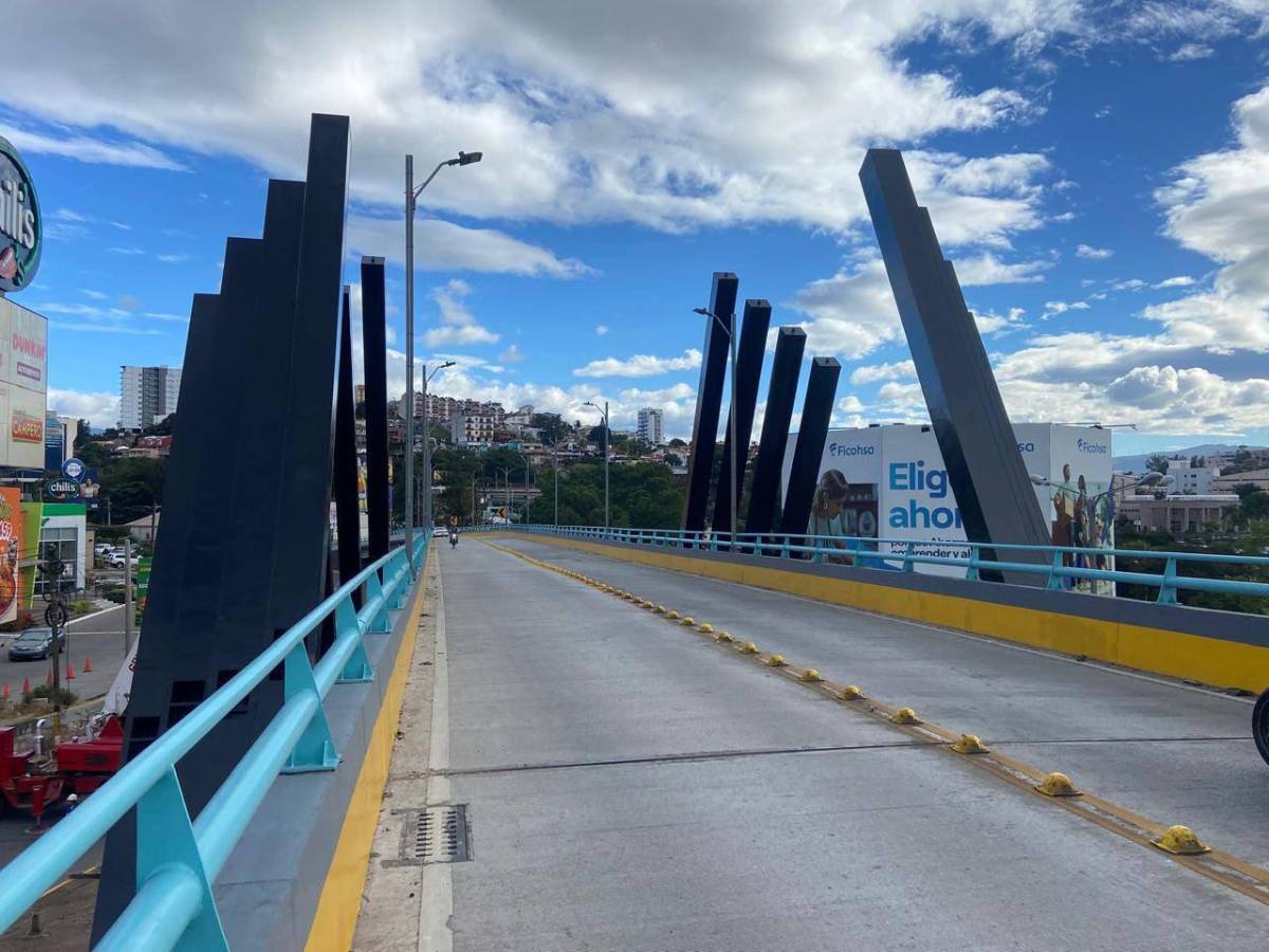 Así luce la estructura ornamental instalada en el puente Juan Pablo II