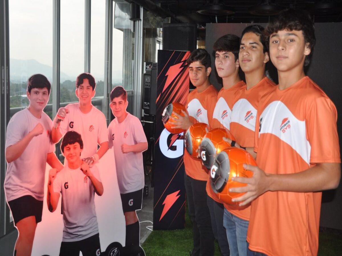 Arme su equipo de 5 jugadores, un suplente más un técnico para que pueda hacer realidad su sueño de estar en la Champions League.