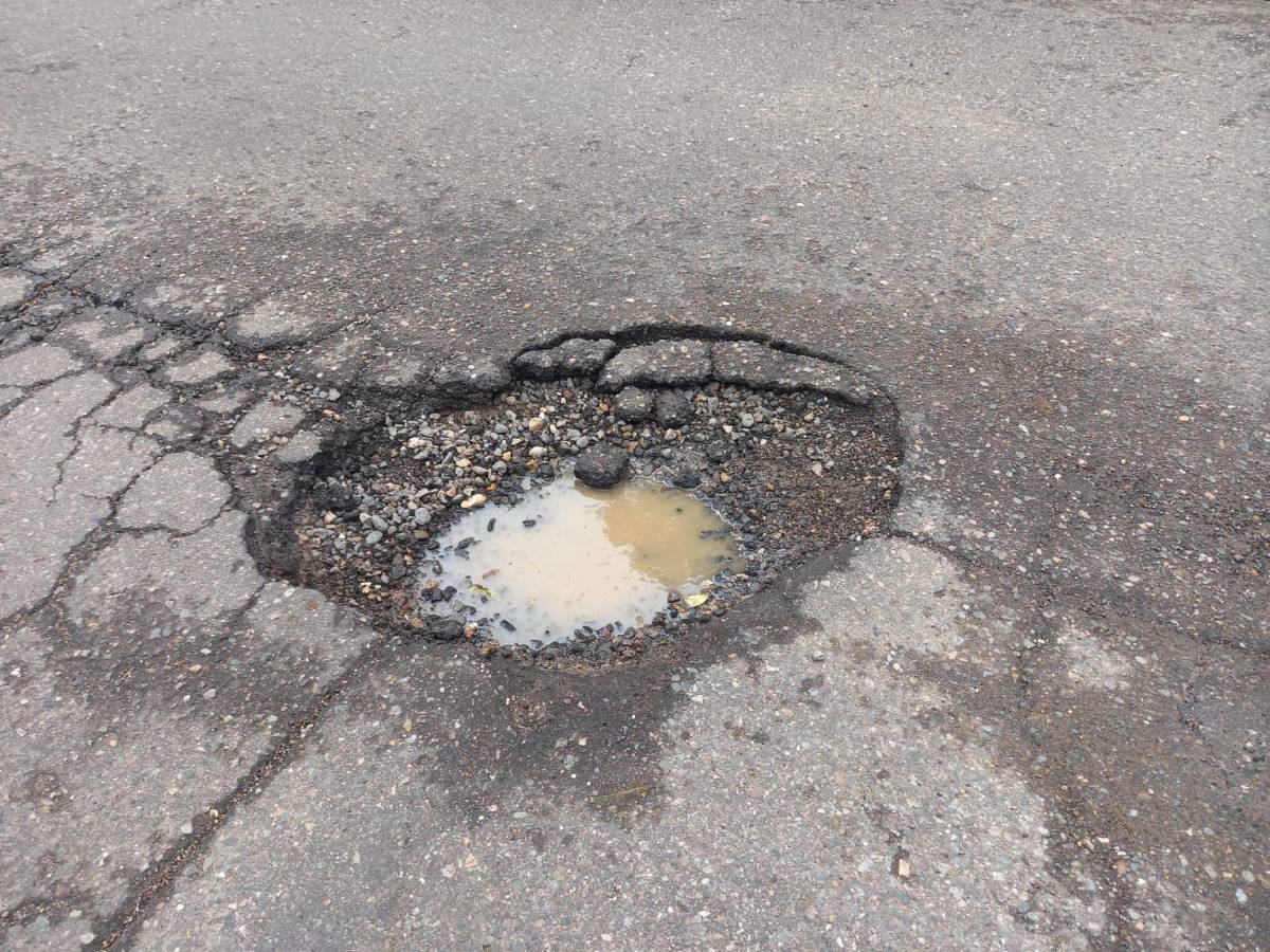 Con llantas y ramas alertan de baches en el segundo anillo de SPS