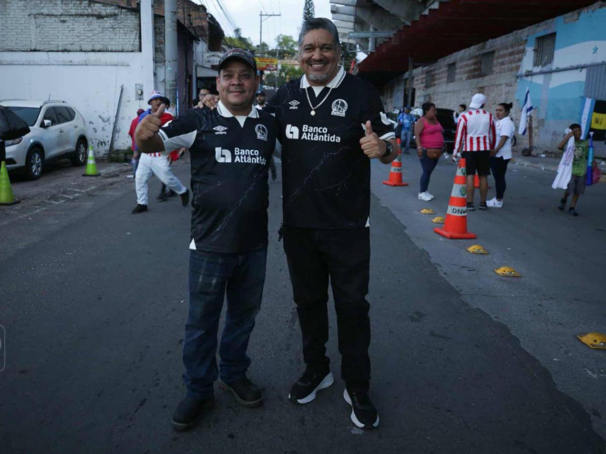 Show de la Ultra Fiel,chicas sensación de Olimpia y llenazo en el Chelato Uclés