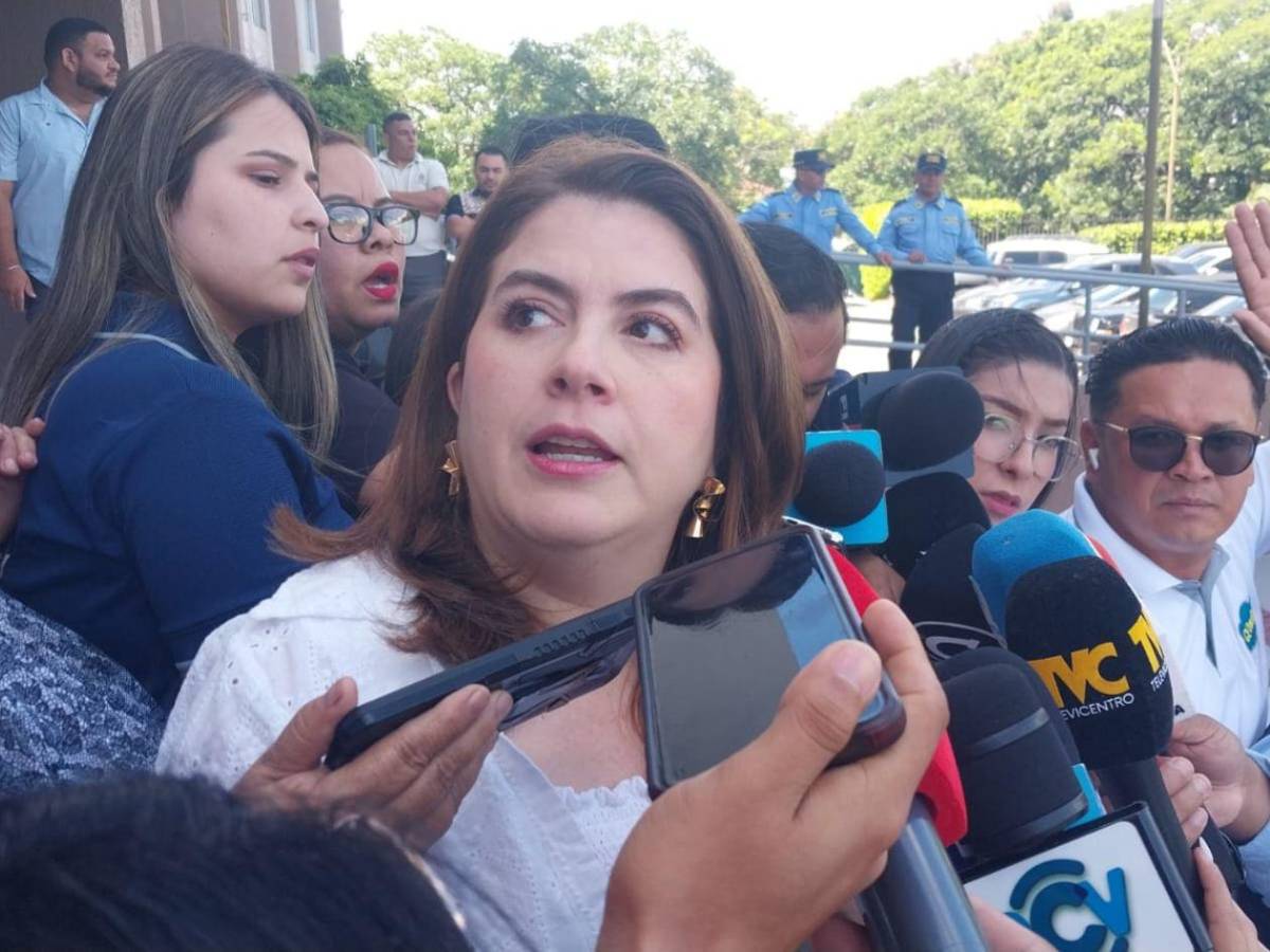 “Vengo a rescatar el nombre de mi hija”: Cossette López responde con una querella a César Silva y Rony Martínez tras insultos en UneTV