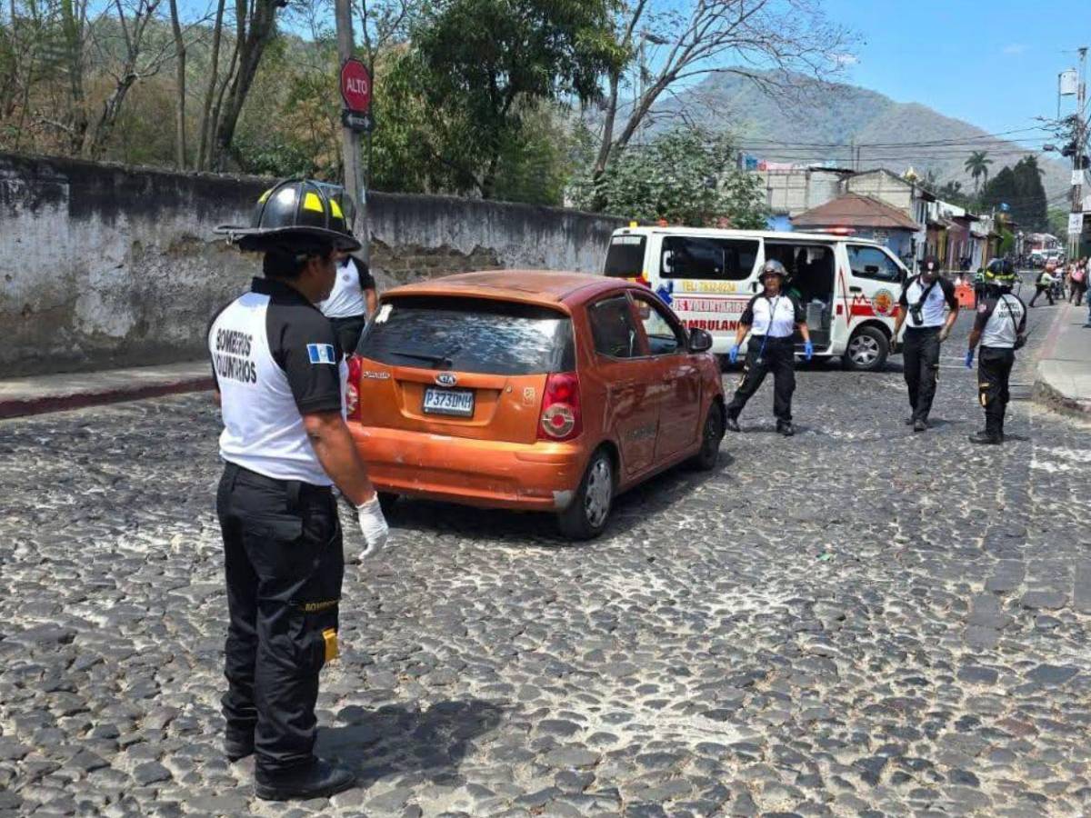 Ultiman a pareja de recién casados dentro de un vehículo