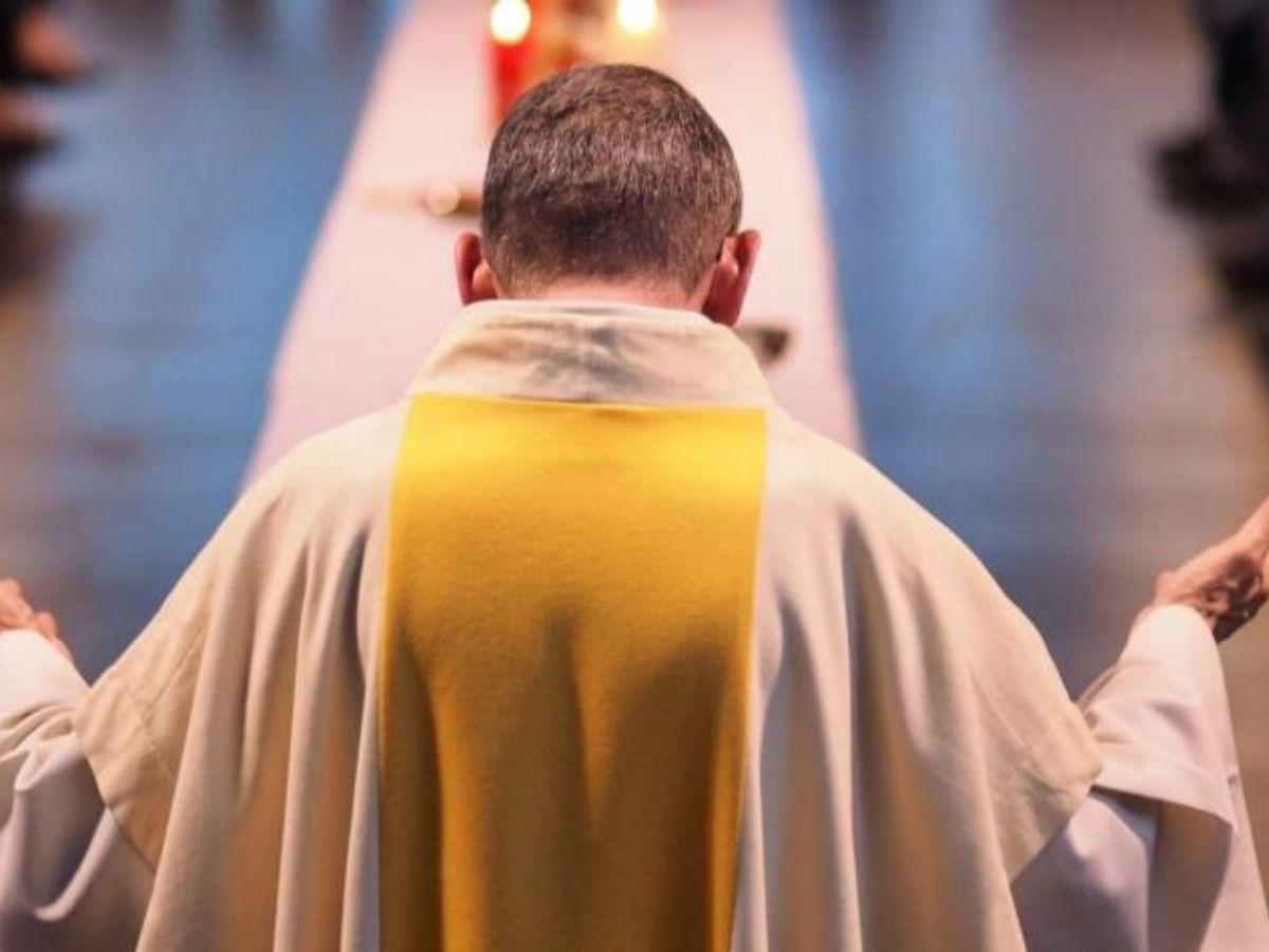 Capturan a sacerdote por fabricar metanfetaminas en su parroquia