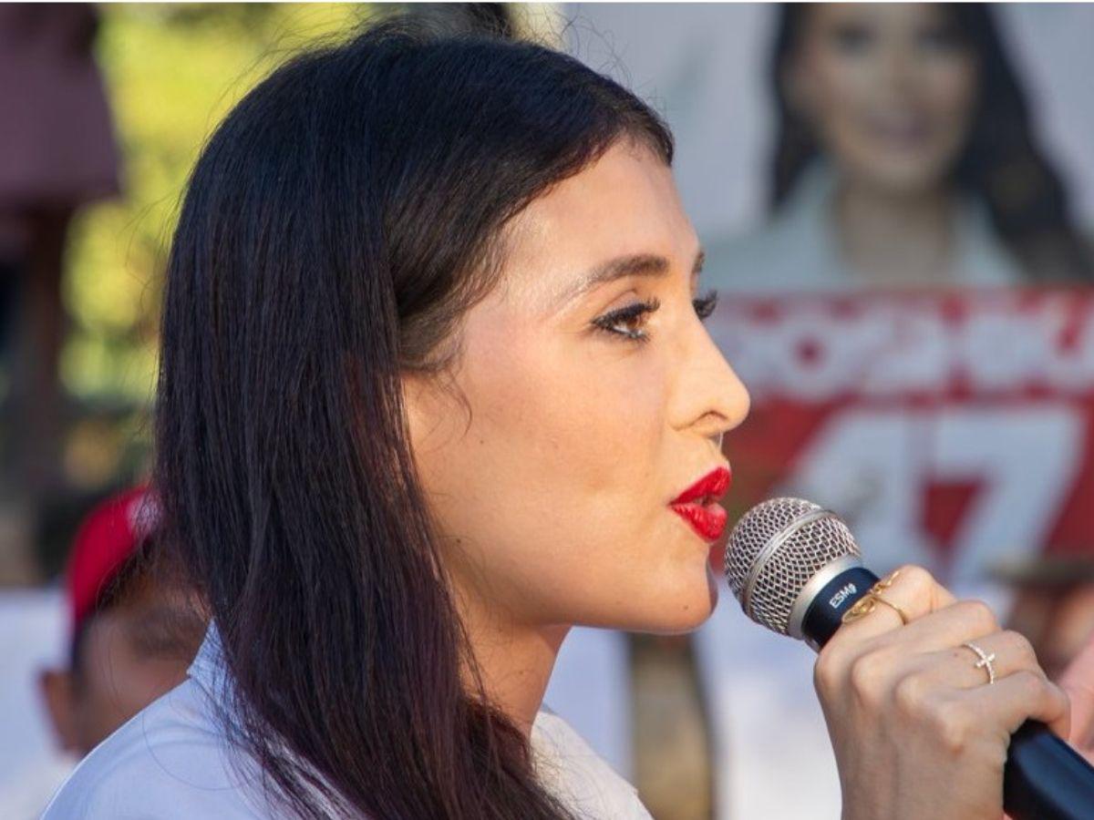 Iroshka contra Alex Cáceres y lo señala por comentarios irresponsables