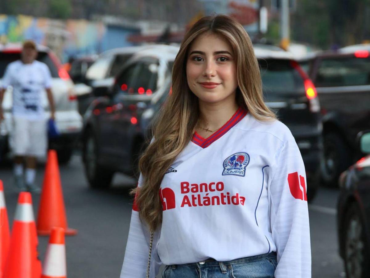 Show de la Ultra Fiel,chicas sensación de Olimpia y llenazo en el Chelato Uclés