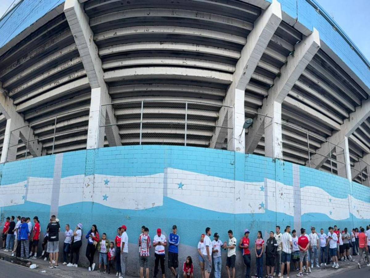 Show de la Ultra Fiel,chicas sensación de Olimpia y llenazo en el Chelato Uclés