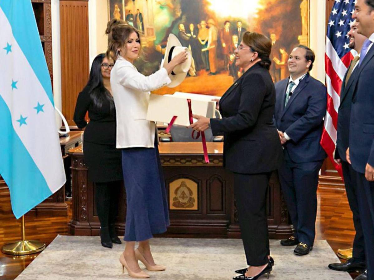 El obsequio de Xiomara Castro a Kristi Noem, secretaria de seguridad Nacional de  EUA