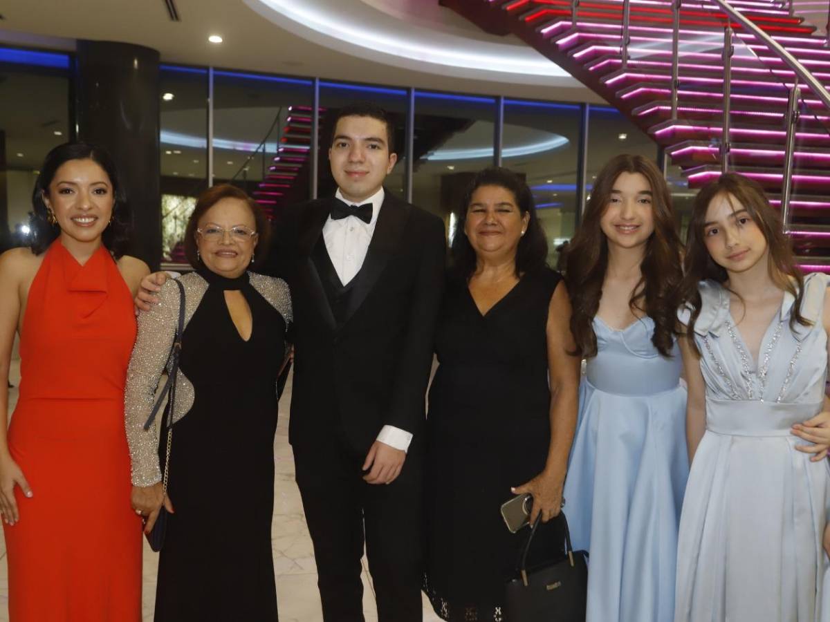 Seniors 2025 de la Santa María del Valle festejan su graduación