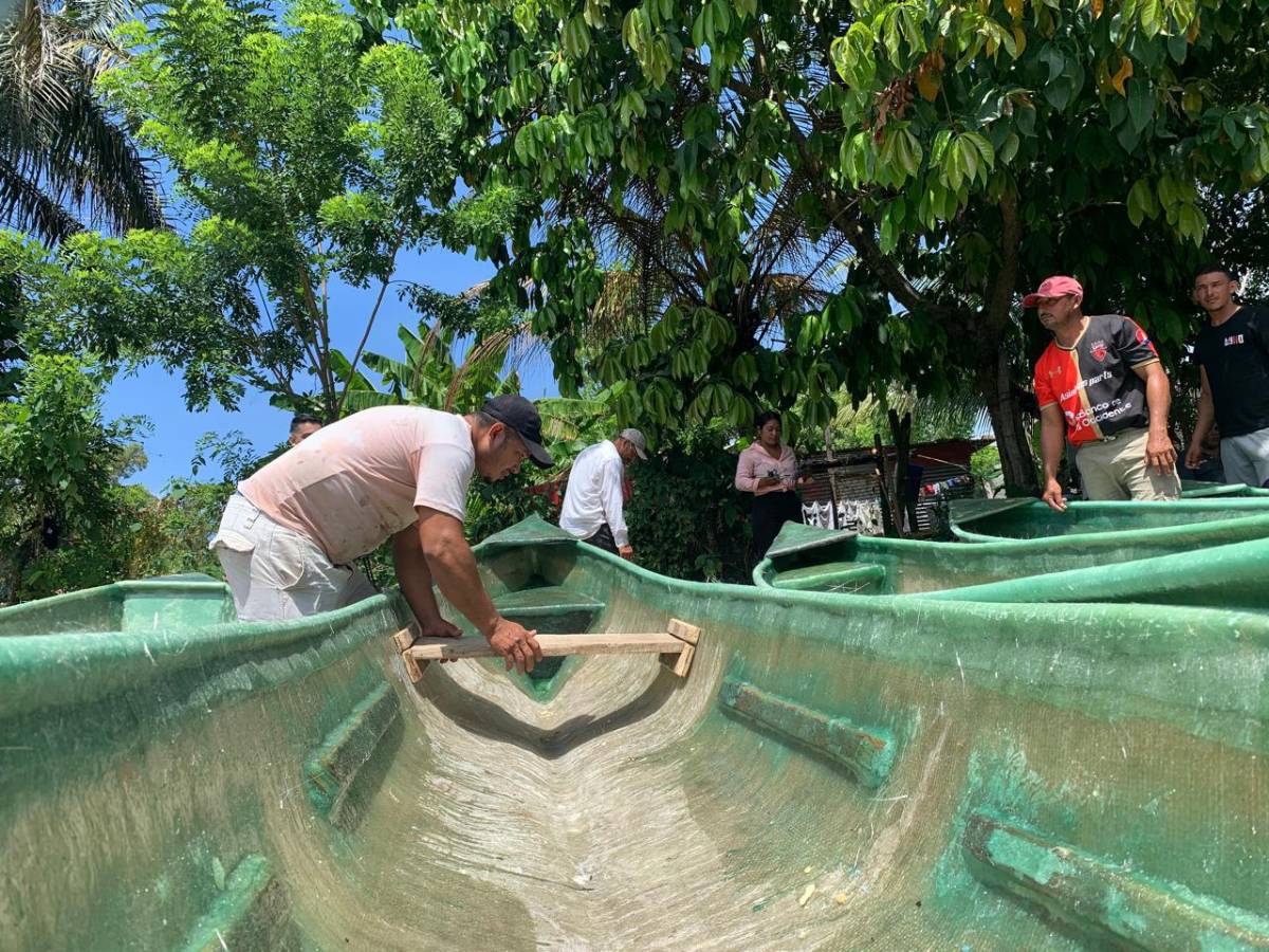 Unas diez lanchas han logrado construir los pescadores artesanos, quienes se sienten orgullosos de su talento.