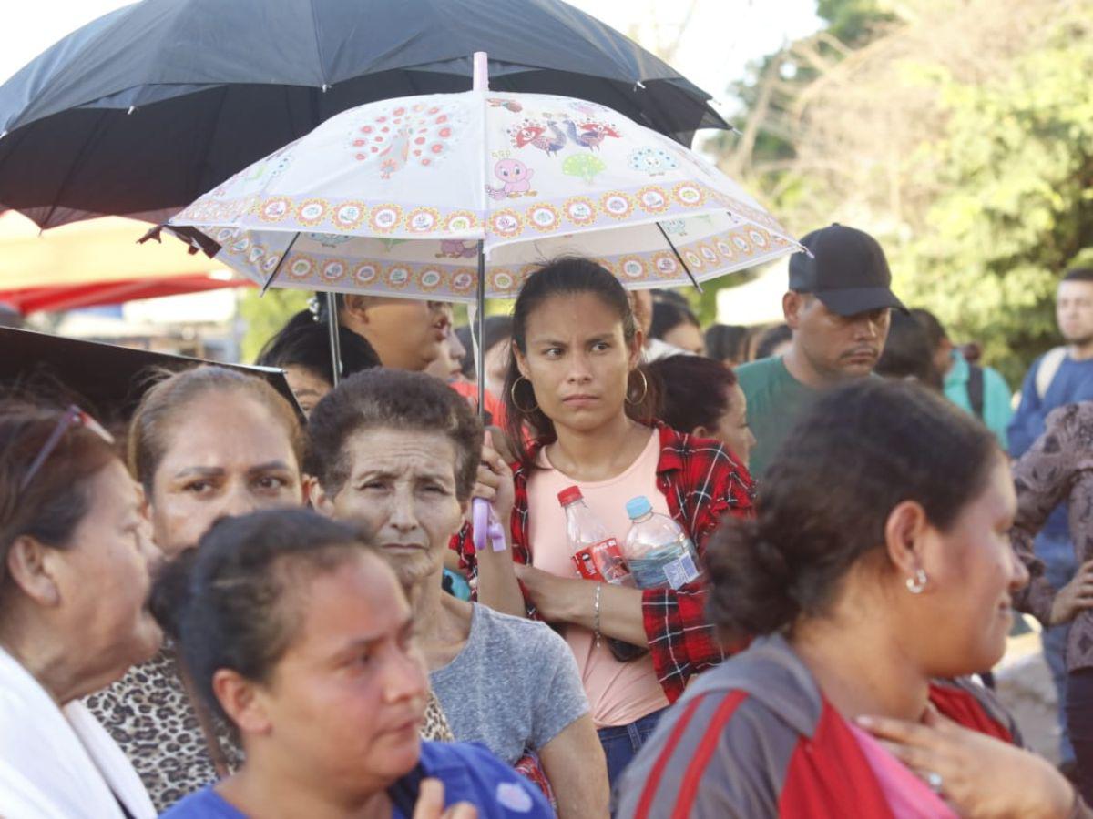 Entrega de bono familiar termina en caos y disparos en escuela de San Pedro Sula