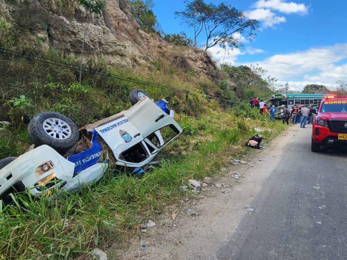 Entre llanto y dolor sepultan a cuatro policías víctimas de accidente en Lempira
