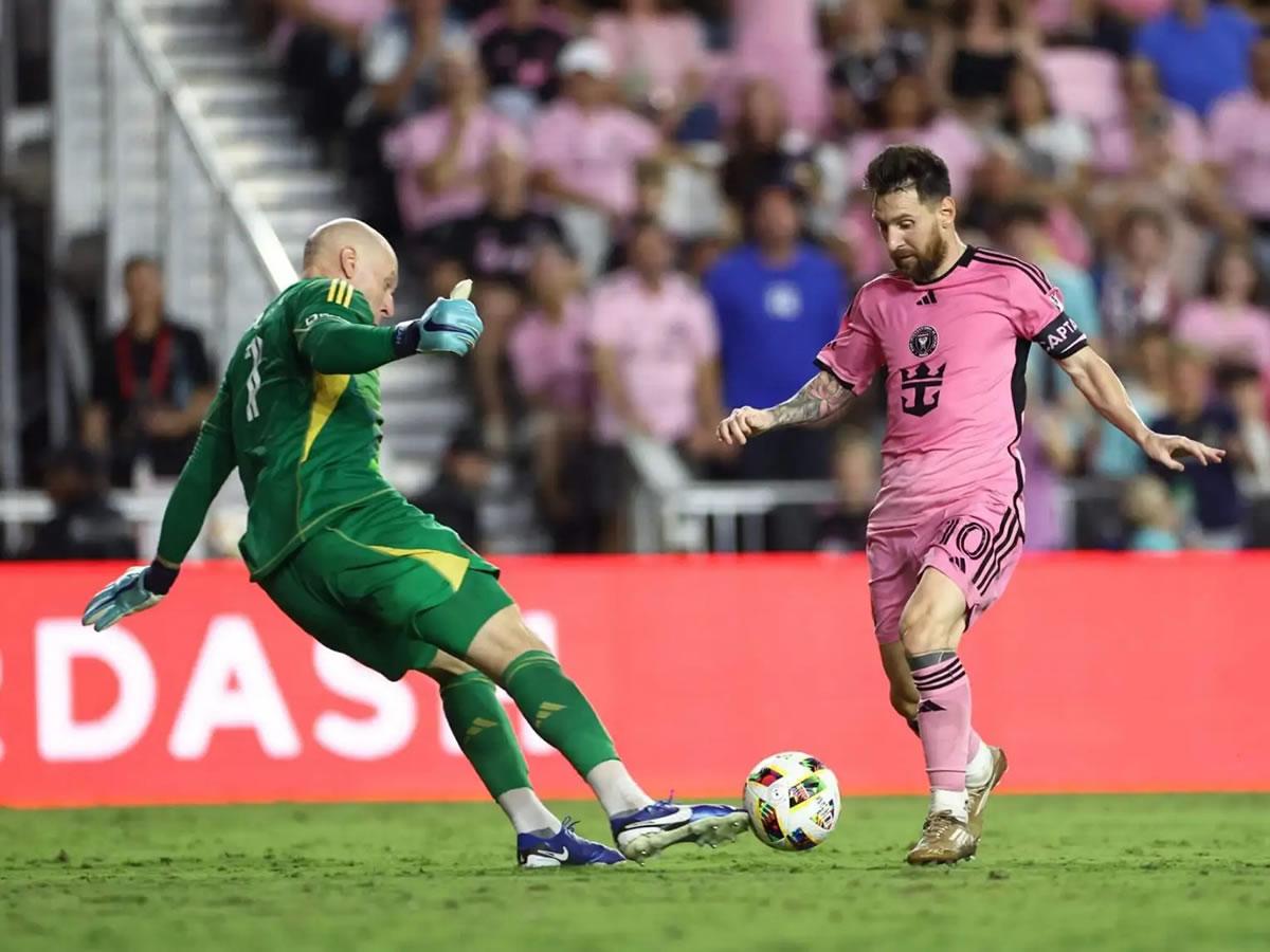 Messi no pudo superar a Brad Guzan. El gol se le negó al argentino.
