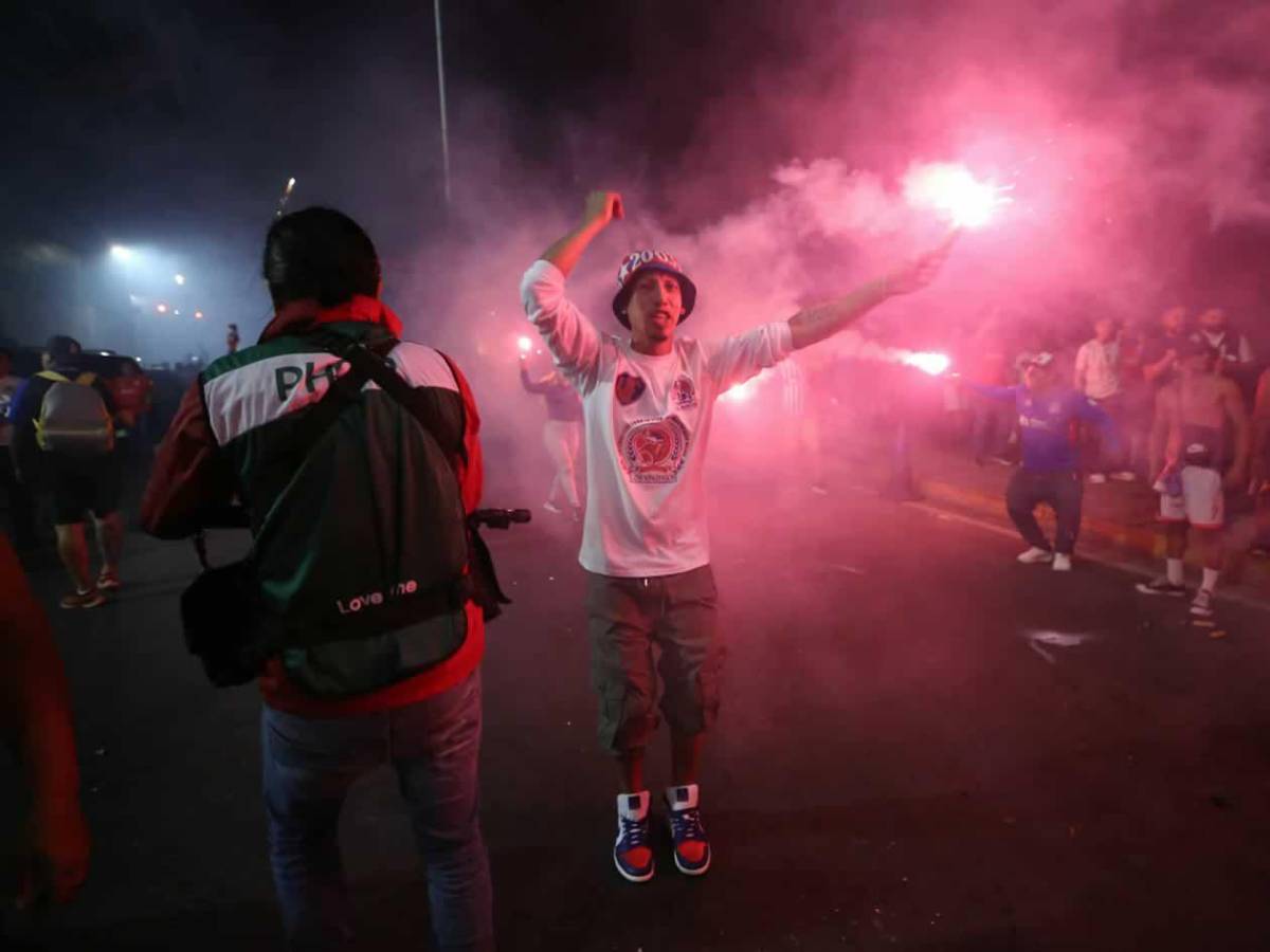 Chicas cautivan y show de la Ultra Fiel: ambientazo en el Olimpia vs Alajuelense en el Nacional