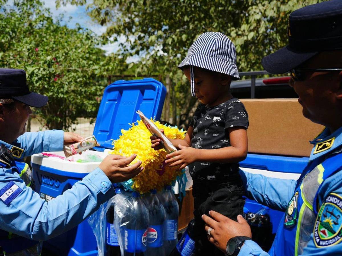 Policías dan un día de magia a  niños en el crematorio municipal de San Pedro Sula