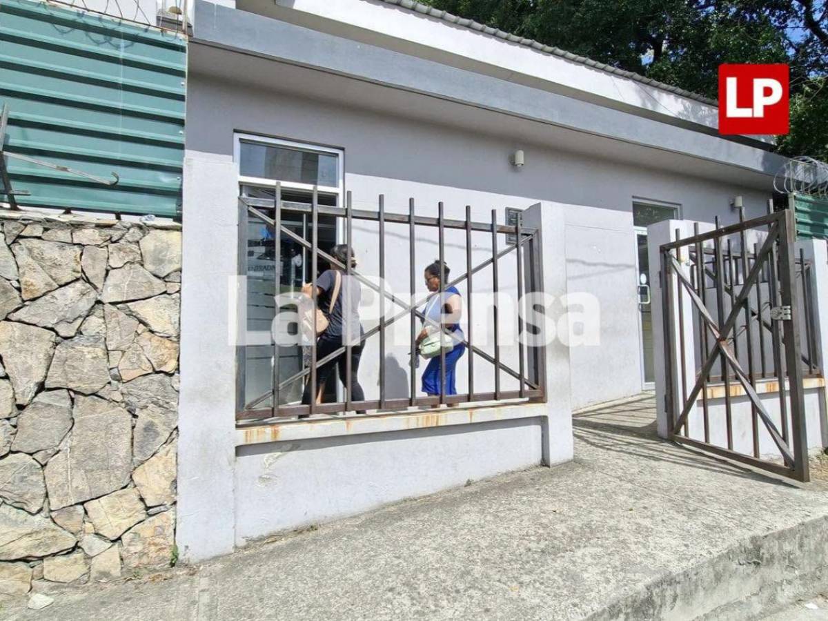Familiares esperan la entrega de cuerpos de las víctimas del accidente en Yoro