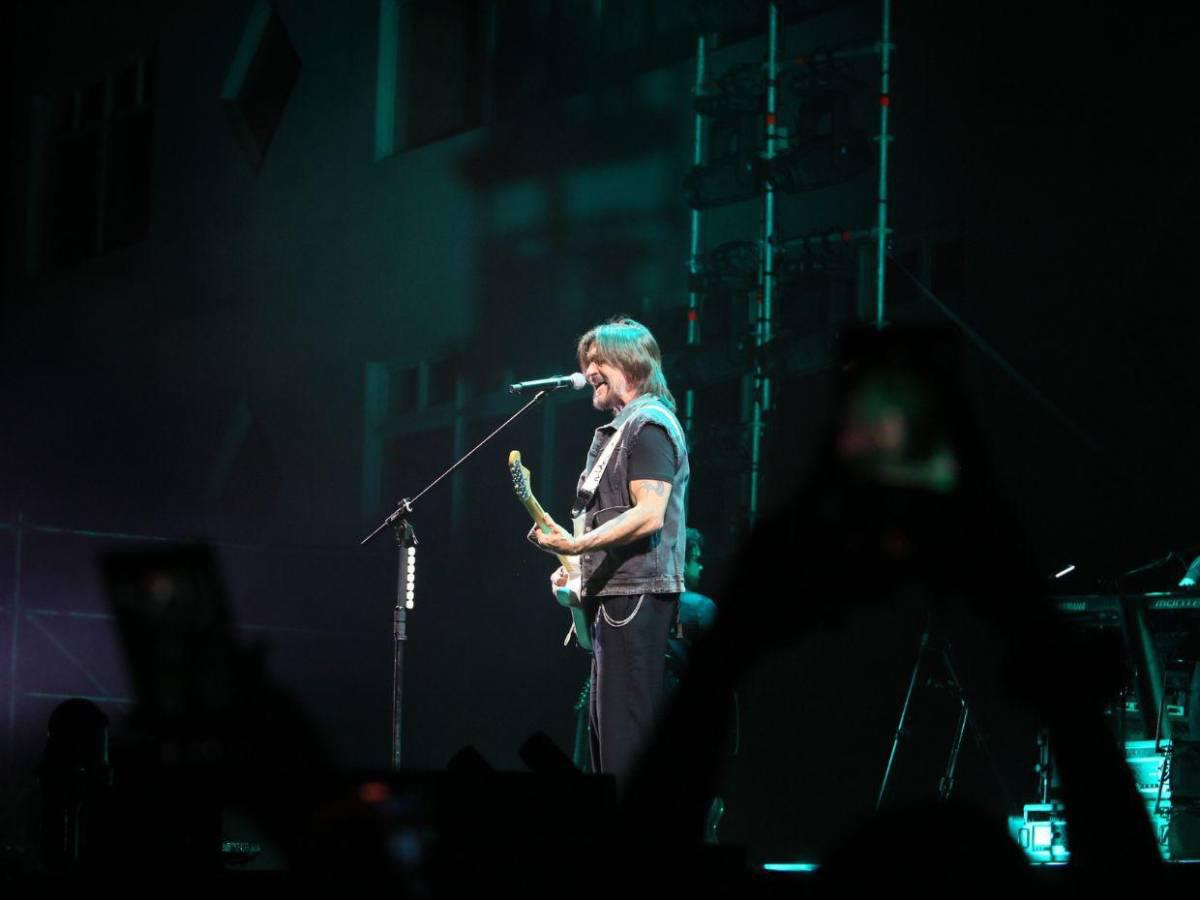 Juanes enamora en Tegucigalpa con su estilo romántico