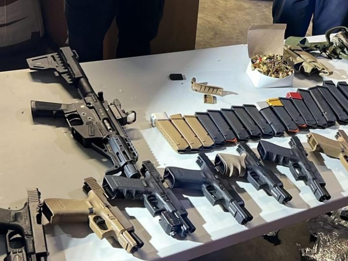 En barco que venía de EEUU hallan armas que irían a narcos