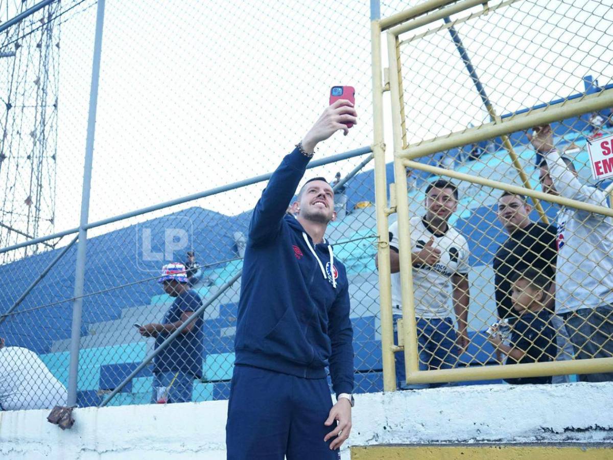 Aficionado disfrazado de jeque, bellas chicas y ambientazo en el Francisco Morazán