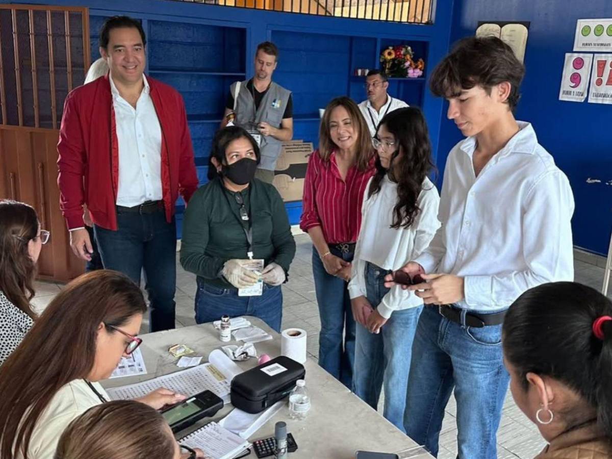 ¿Quién es el joven que acompañó a Héctor Zelaya a votar?