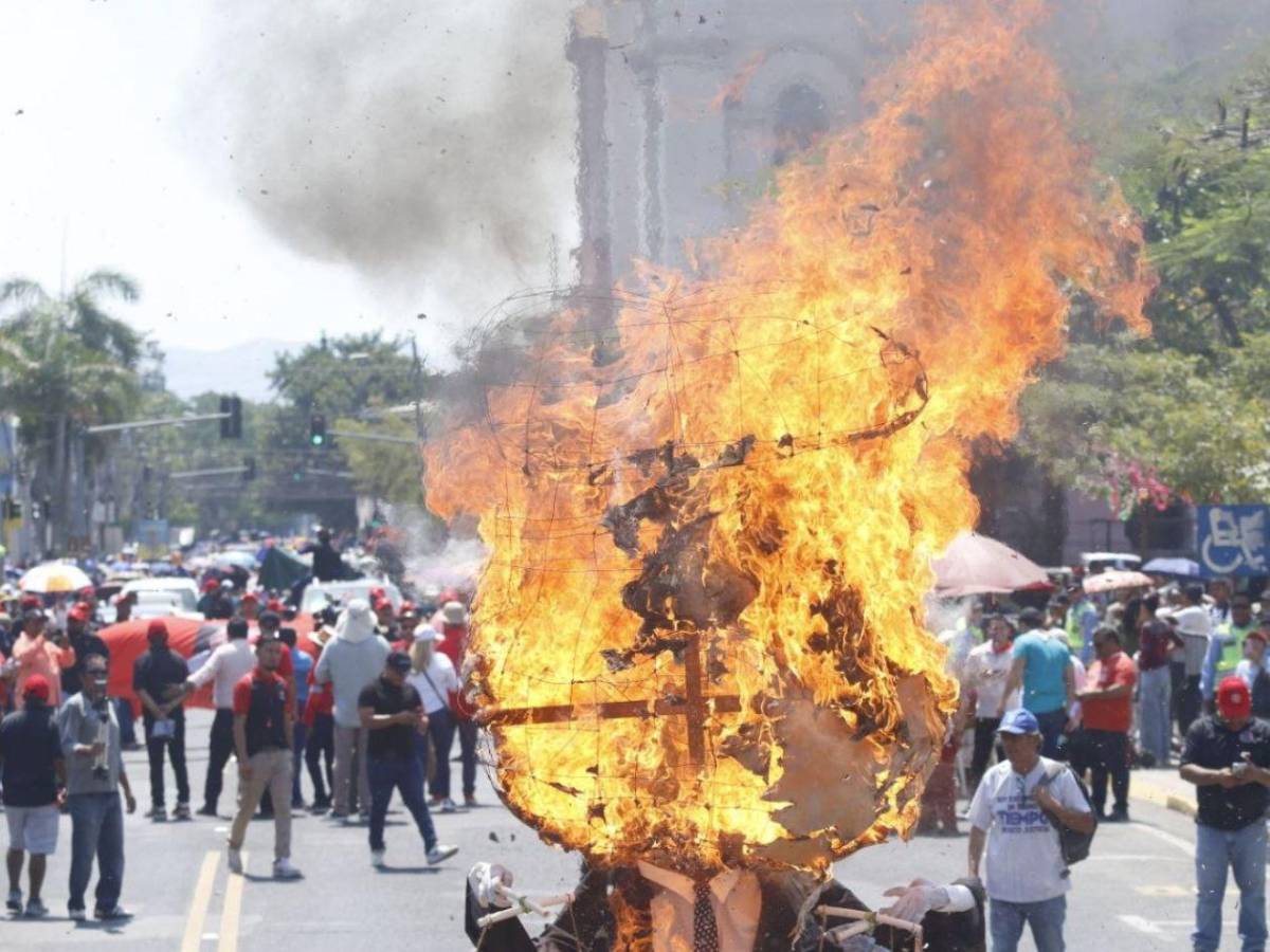 Queman figura de Donald Trump durante marcha del Día del Trabajador en SPS