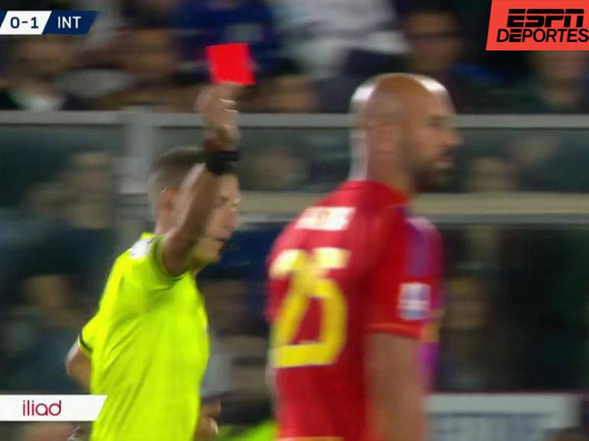 La peor despedida del fútbol: Pepe Reina se va expulsado en su último partido