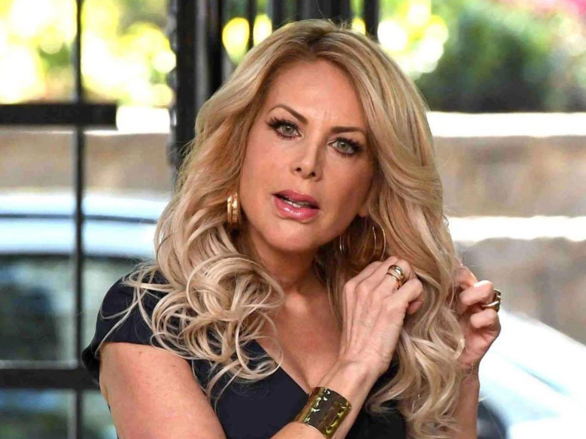 Golpean a Lorena Herrera en plena conferencia de prensa