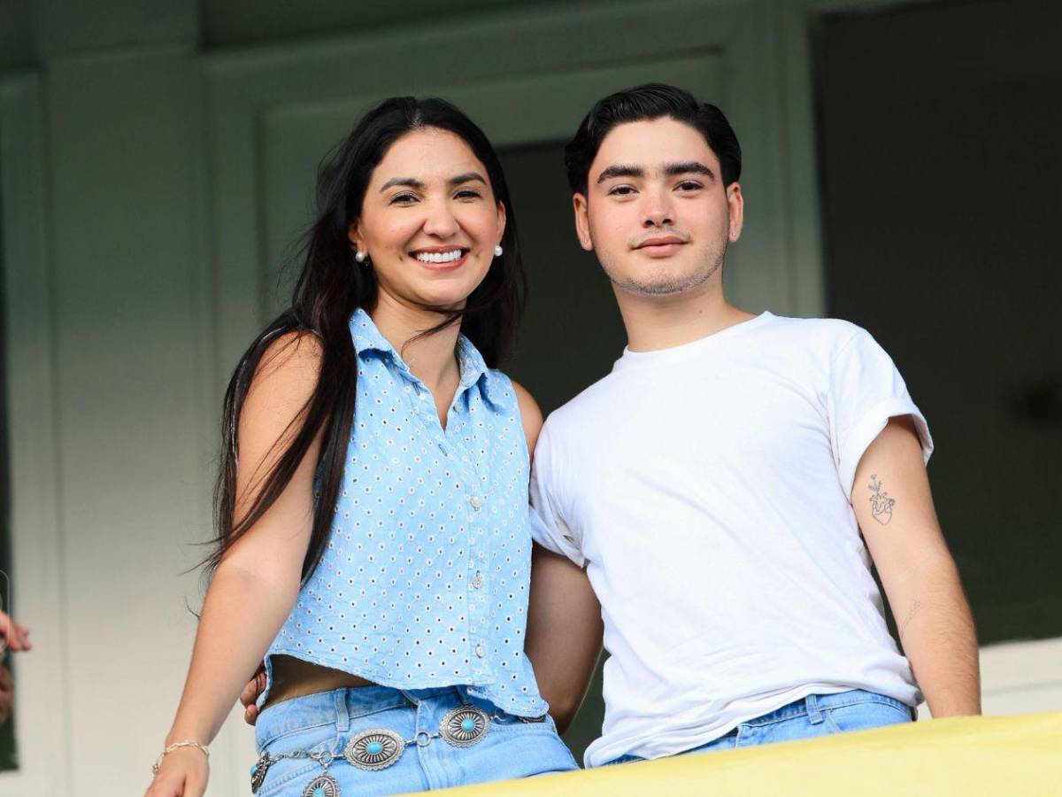Las bellas chicas que adornan el ambiente en el partido de tiktokers
