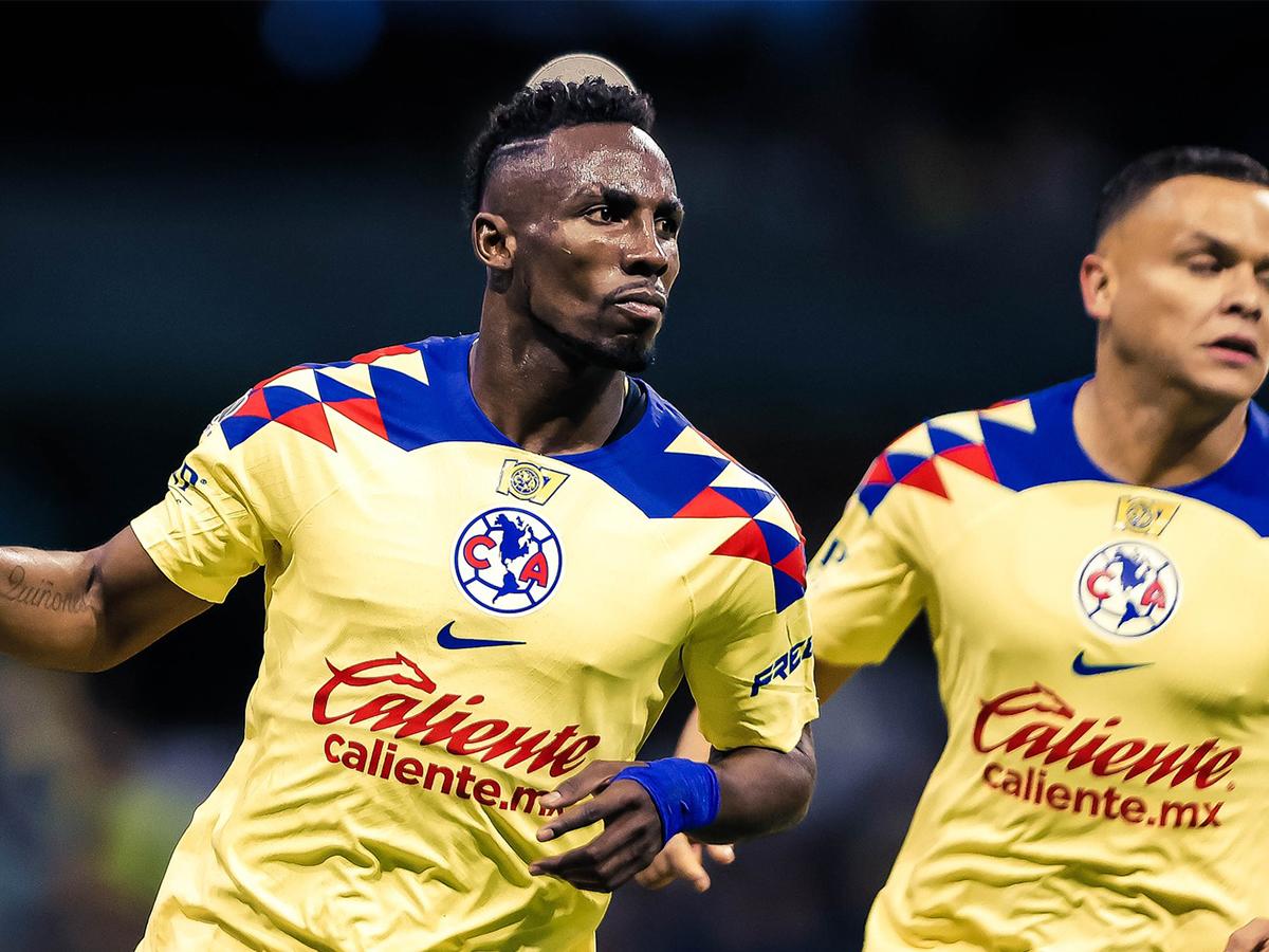Julián Quiñones celebrando uno de los goles que ha marcado con el América en la presente campaña.