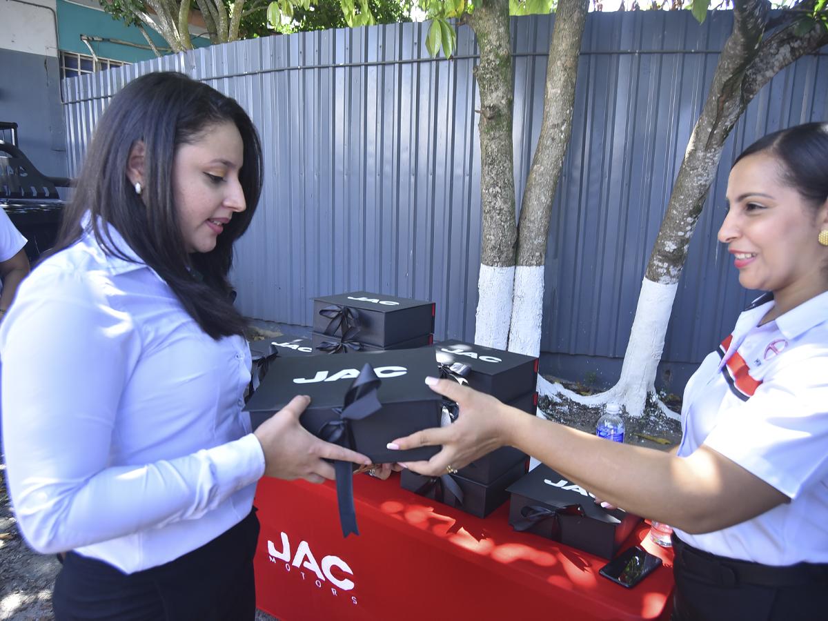 JAC Motors inaugura agencia y presenta su flota de vehículos de trabajo