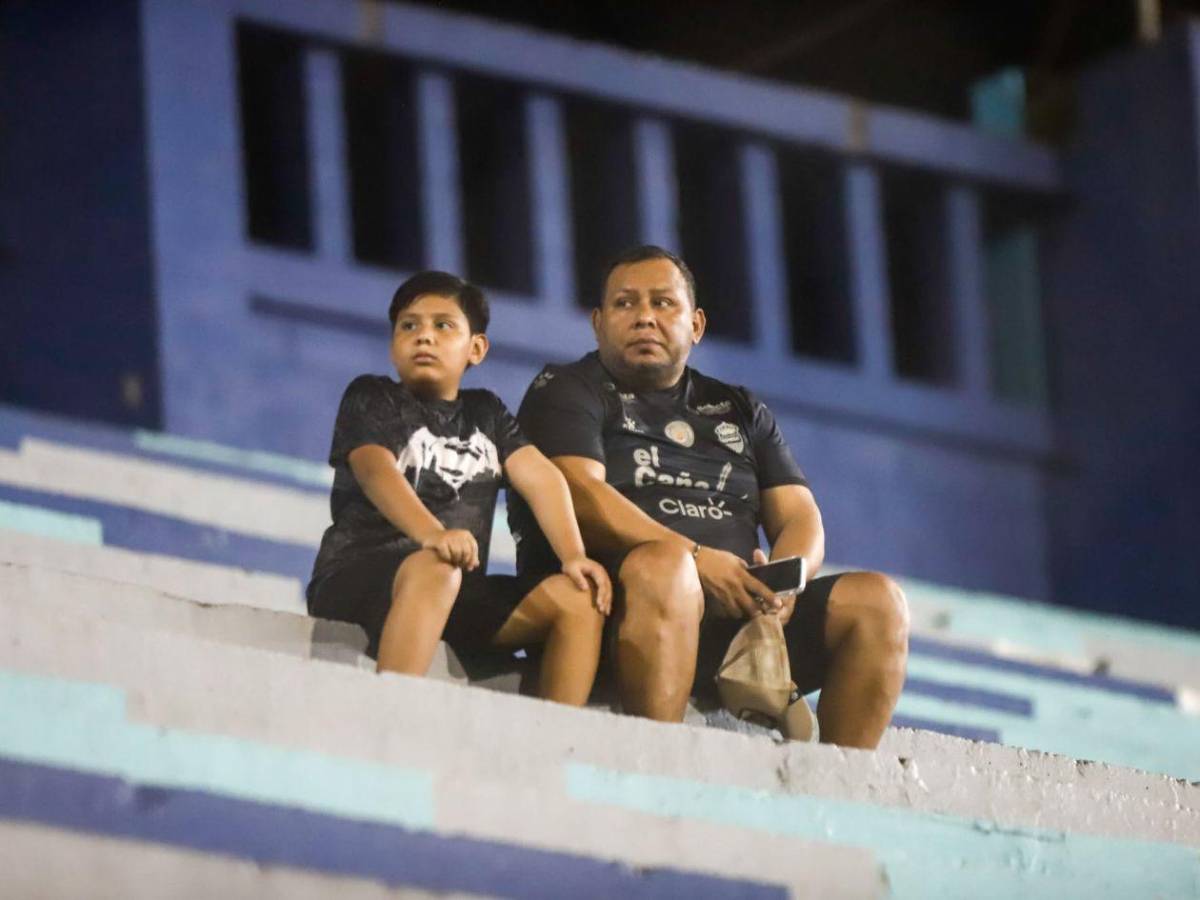 ¿Quién es la chica de amarillo? Ambientazo y locura por Son en la previa del Real España-LAFC