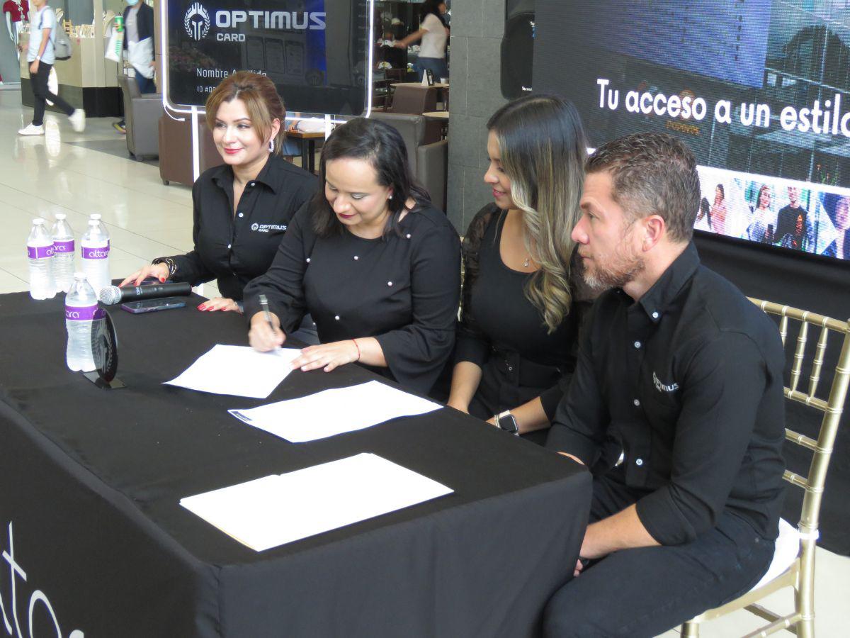 Momento de la firma de la alianza por parte de representantes de Optimus Card y de Altara.