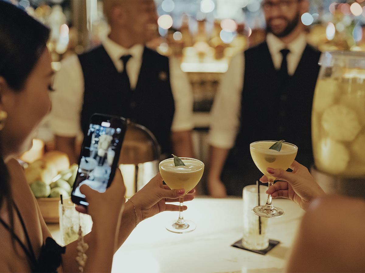 Happy Hour durante todo el día que incluyen cócteles exclusivos en nuestras terrazas, patio y Bar Fogo. Fogo.com