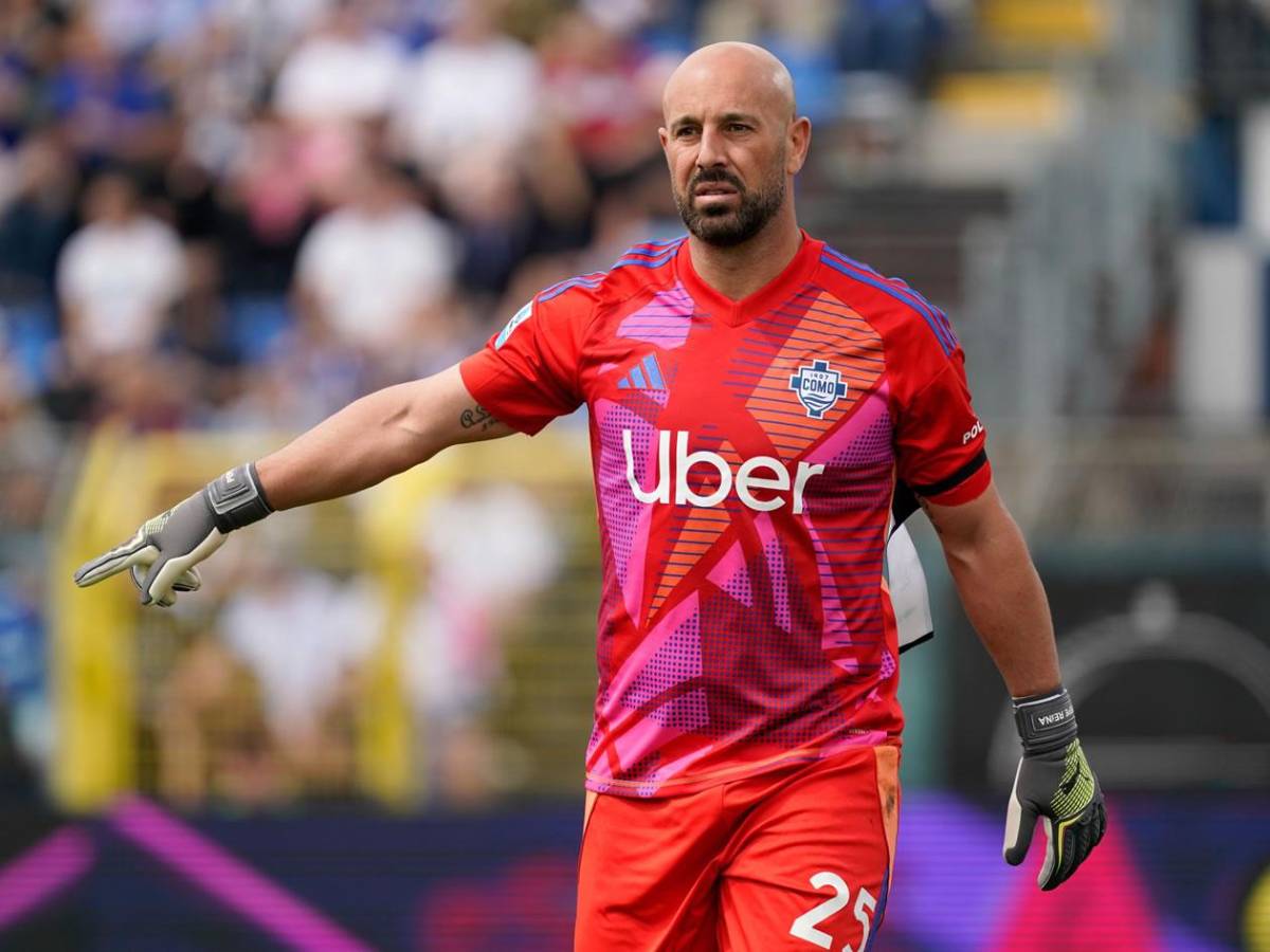 La peor despedida del fútbol: Pepe Reina se va expulsado en su último partido