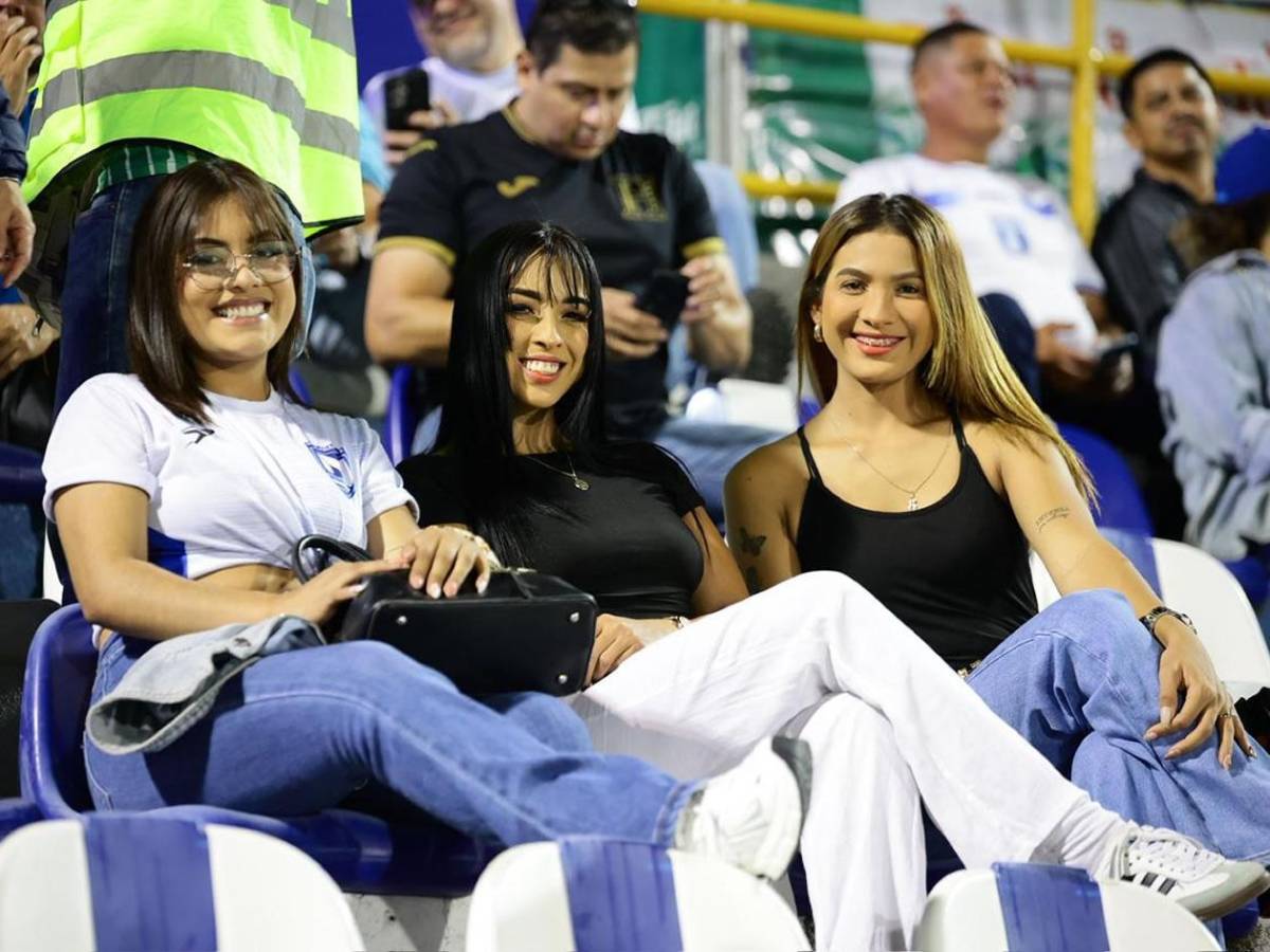 Periodista enamora: las bellas chicas cautivan en el Nicaragua vs Honduras