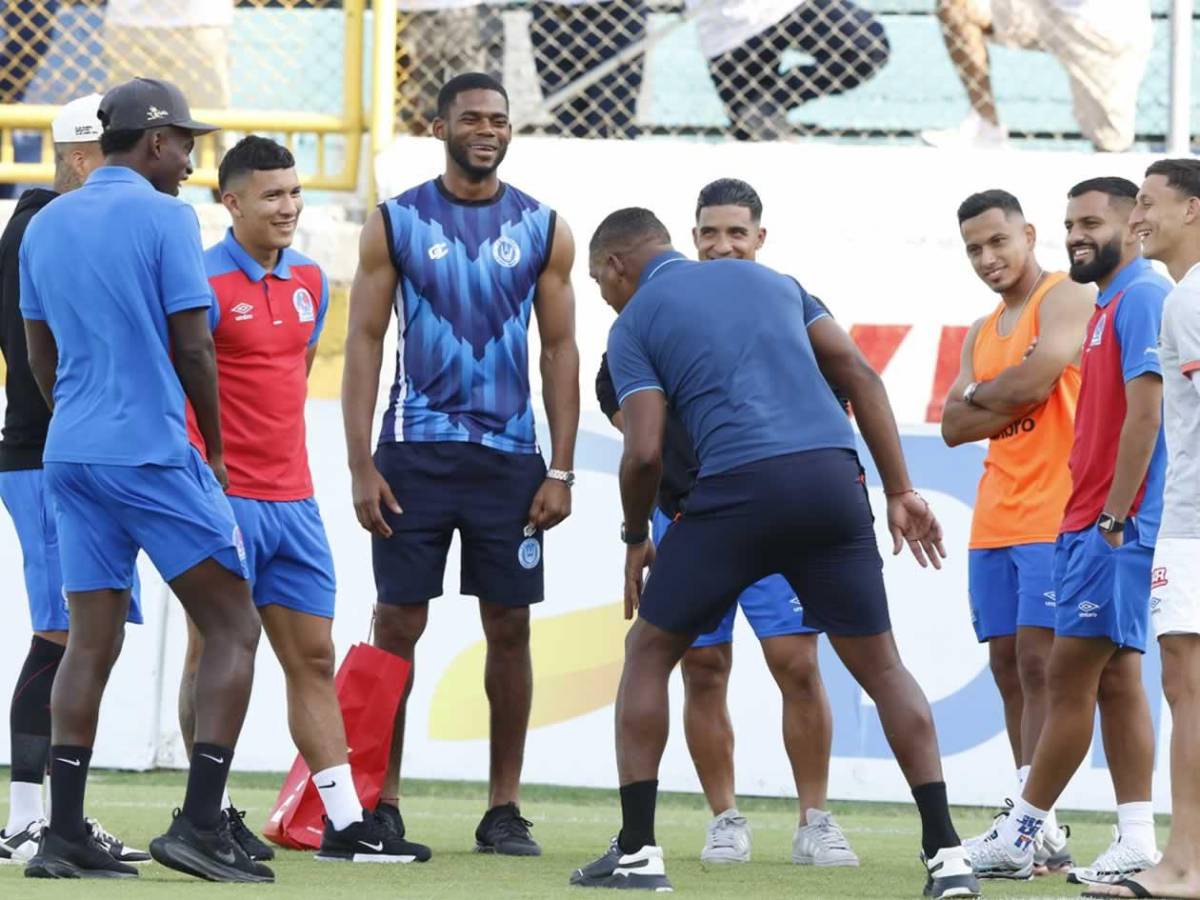 Bellas chicas, sexy rubia y Beckeles se roba el show en el Victoria vs Olimpia