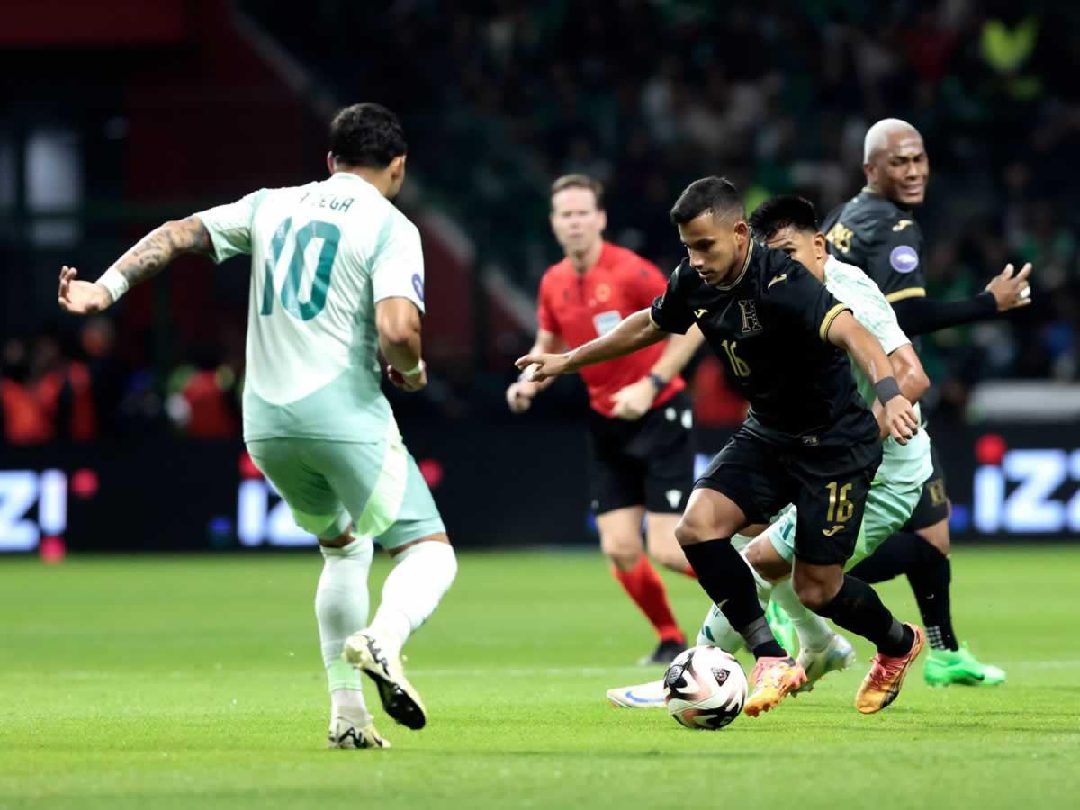 Edwin Rodríguez fue el mejor de Honduras contra México.