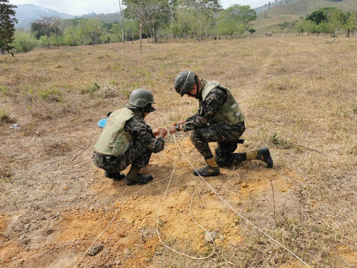 Militares colocan explosivos en la supuesta narcopista localizada en Iriona, Colón, zona nororiental de Honduras.