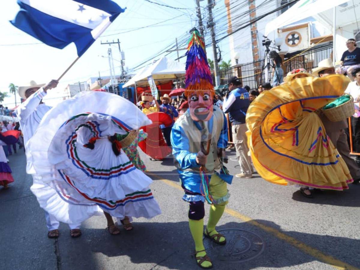 Carrozas, música y baile: así se vive el gran cierre de la Feria Isidra en La Ceiba