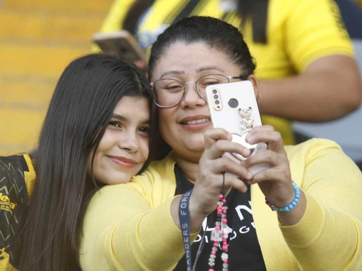 Alegría del Real España, chicas, susto con jugador y gesto de Jeaustin