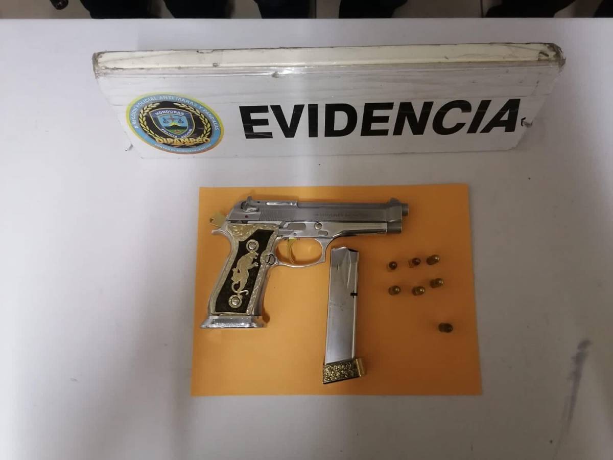 La pistola y proyectiles que agentes de Dipampco decomisaron al hijo del alcalde de Santa Rosa de Copán, Aníbal Erazo Alvarado.