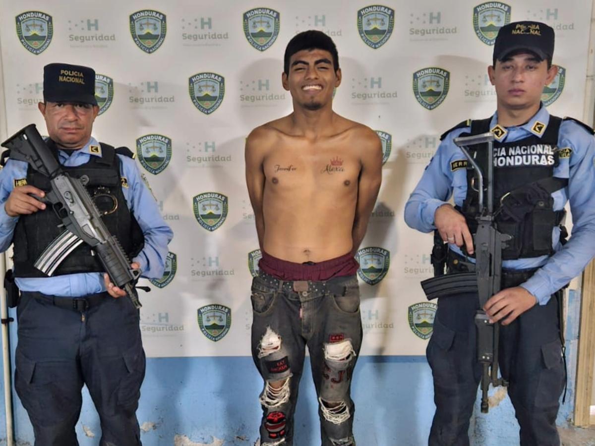 “Sonriente sujeto” se graba asfixiando a su hija de dos años