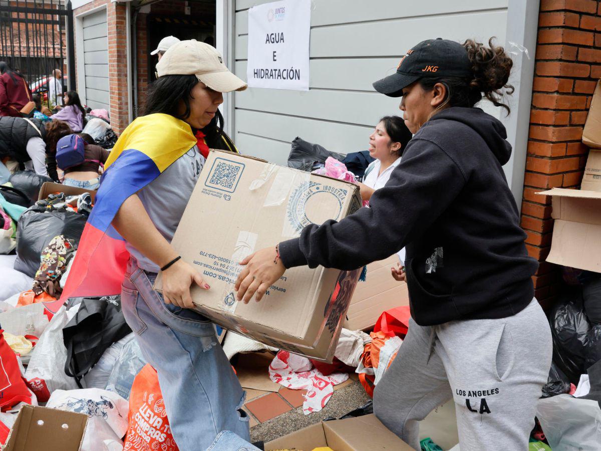 Cientos de voluntarios reúnen ayuda en Bogotá para enviar a Venezuela tras terremotos