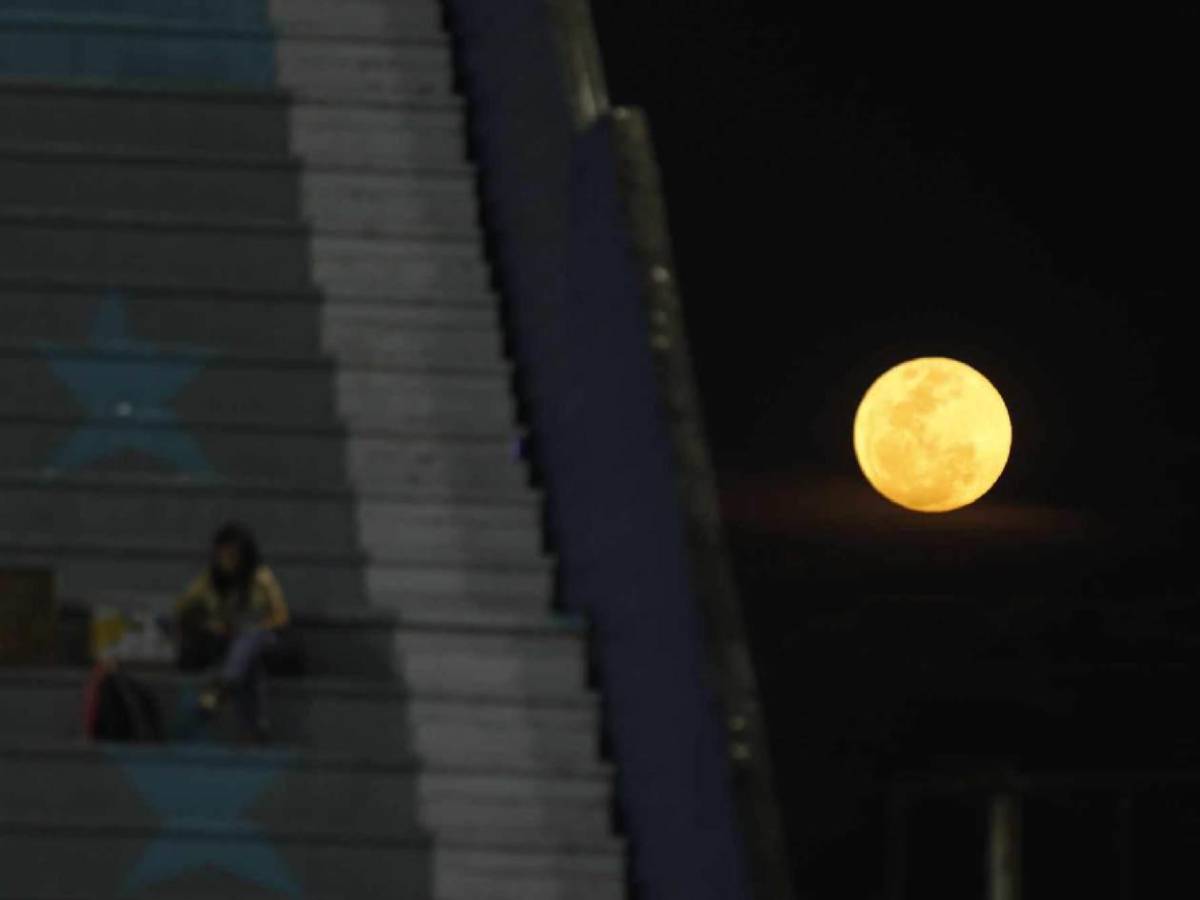 Alegría del Real España, chicas, susto con jugador y gesto de Jeaustin