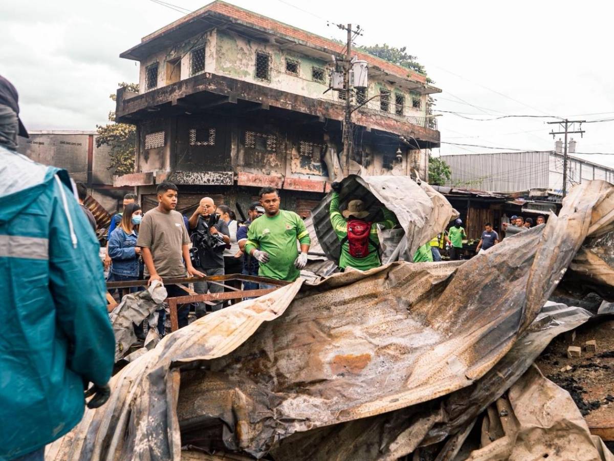 “Quedamos en cero, pero con vida”: testimonios de comerciantes que perdieron todo en incendio del mercado Medina
