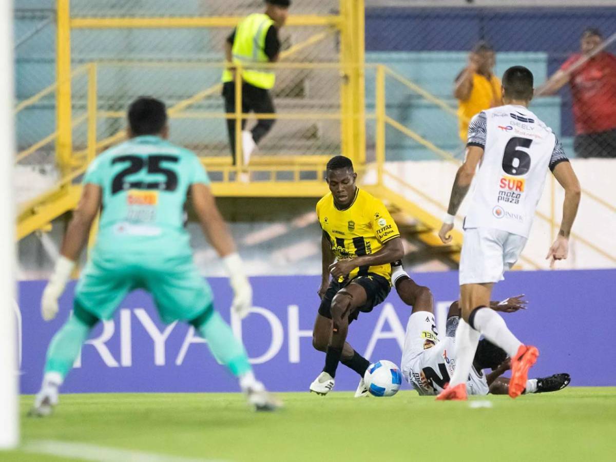 La alegría de Real España, grave lesión, jugador caminó descalzoy linda chica enamora