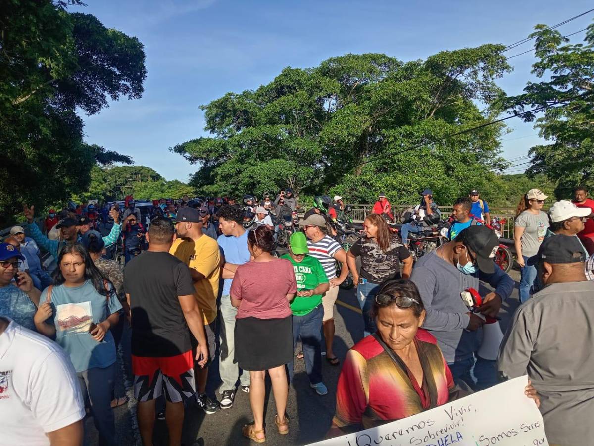 Arrecian protestas de pacientes renales y maestros en el litoral