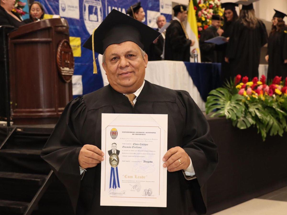 Elvis Guzmán, vocero del MP, se gradúa de abogado en Unah-vs