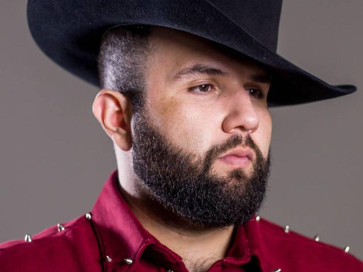 Carín León podría ser multado por “promover” el consumo de sustancias ilícitas en un concierto