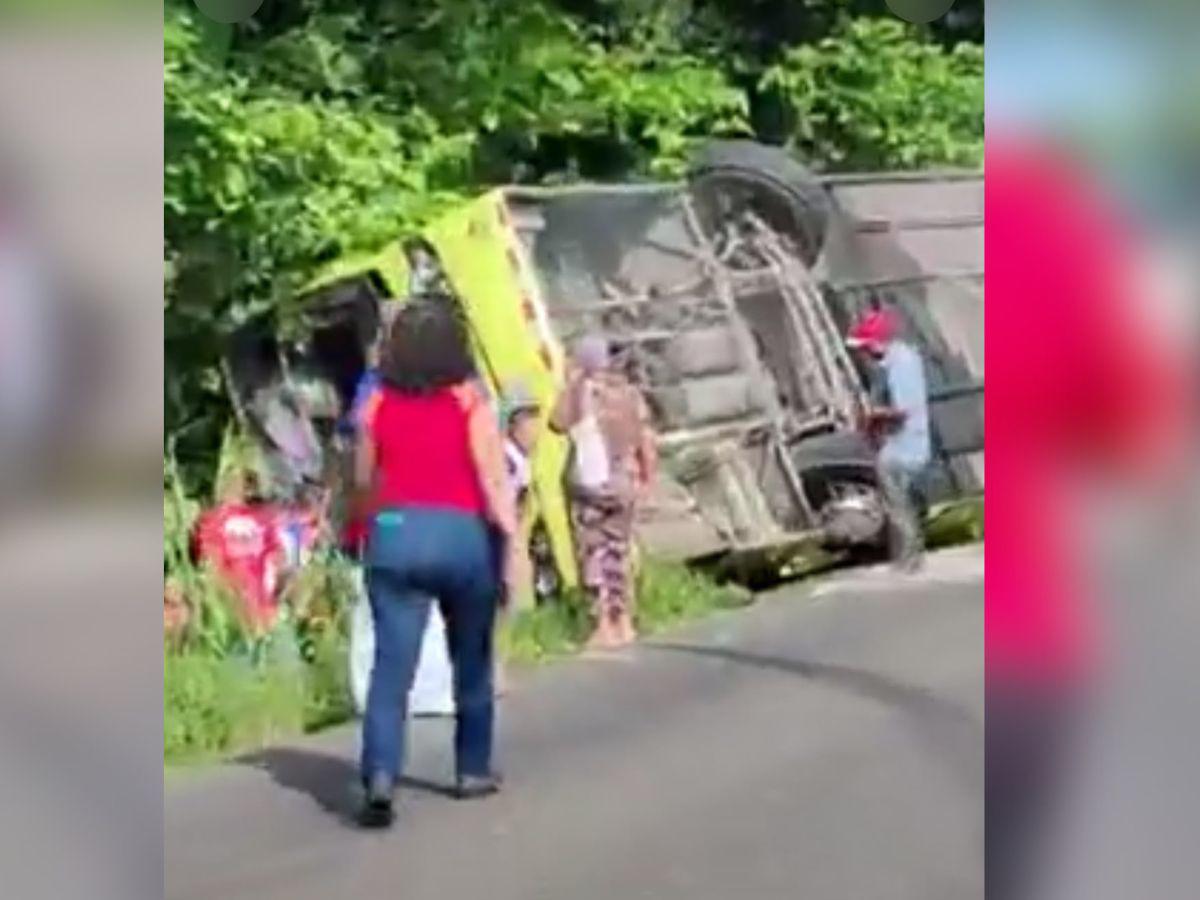 Dos muertos y decenas de heridos deja fatal accidente de autobús en Costa Rica