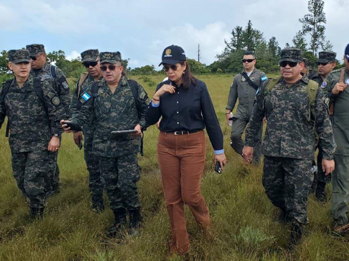 Helicóptero con Rixi Moncada y Roosevelt Hernández aterriza de emergencia